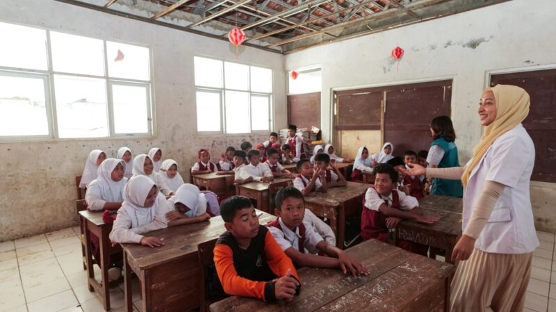 Pemberikan edukasi seputar kesehatan dan lingkungan yang disampaikan oleh Pemateri dari karyawan AdMedika baik tenaga medis maupun non-medis dan juga dari tim Sekolah Tanah Air dan Perempuan Lestari.