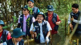 Penanaman Mangrove oleh relawan pada acara “Earth Mission - Mangrove Chapter” yang dilaksanakan di Kawasan Hutan Lindung Angke Kapuk, Jakarta Utara pada beberapa waktu yang lalu.