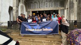Penyaluran dukungan kemanusiaan dan bantuan logistik untuk para pengungsi dari TelkomGroup