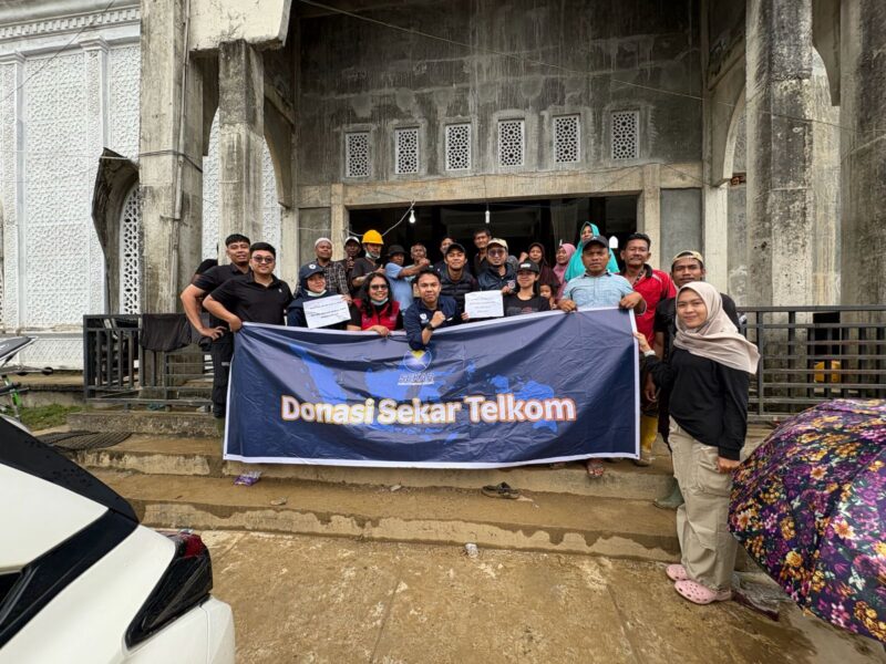 Penyaluran dukungan kemanusiaan dan bantuan logistik untuk para pengungsi dari TelkomGroup