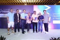 Direktur Utama Telkom Indonesia Dian Siswarini saat menerima penghargaan pada acara Lintas Teknologi Solutions Day 8th Edition yang diselenggarakan di Royale Golf Halim, Jakarta pada Sabtu, (29/11).
