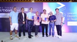 Direktur Utama Telkom Indonesia Dian Siswarini saat menerima penghargaan pada acara Lintas Teknologi Solutions Day 8th Edition yang diselenggarakan di Royale Golf Halim, Jakarta pada Sabtu, (29/11).