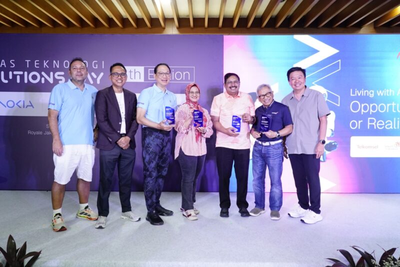 Direktur Utama Telkom Indonesia Dian Siswarini saat menerima penghargaan pada acara Lintas Teknologi Solutions Day 8th Edition yang diselenggarakan di Royale Golf Halim, Jakarta pada Sabtu, (29/11).