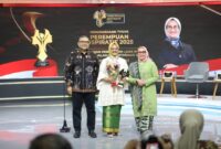 Direktur Utama Telkom Dian Siswarini (tengah) saat menerima penghargaan Perempuan Inspiratif Awards di studio tvOne di Jakarta, pada Senin (22/12).