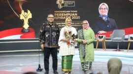 Direktur Utama Telkom Dian Siswarini (tengah) saat menerima penghargaan Perempuan Inspiratif Awards di studio tvOne di Jakarta, pada Senin (22/12).