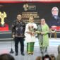Direktur Utama Telkom Dian Siswarini (tengah) saat menerima penghargaan Perempuan Inspiratif Awards di studio tvOne di Jakarta, pada Senin (22/12).