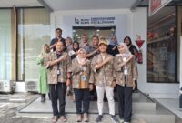 AVP External Communication Sabri Rasyid bersama dengan para pelaku UMKM lokal pada acara Pelatihan “Tips Menjinakkan AI untuk UMKM” yang digelar di Rumah BUMN Telkom Pekalongan pada Selasa (2/12).