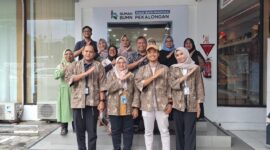 AVP External Communication Sabri Rasyid bersama dengan para pelaku UMKM lokal pada acara Pelatihan “Tips Menjinakkan AI untuk UMKM” yang digelar di Rumah BUMN Telkom Pekalongan pada Selasa (2/12).
