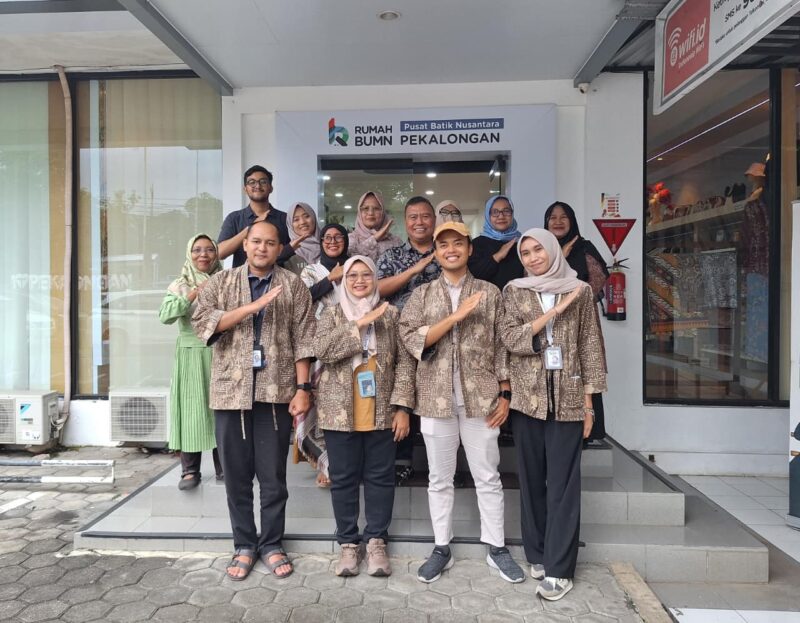 AVP External Communication Sabri Rasyid bersama dengan para pelaku UMKM lokal pada acara Pelatihan “Tips Menjinakkan AI untuk UMKM” yang digelar di Rumah BUMN Telkom Pekalongan pada Selasa (2/12).