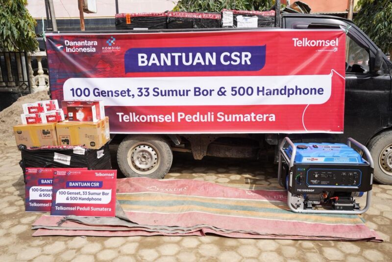 Bantuan CSR Telkomsel Peduli Sumatera yang terdiri dari 100 genset, 33 sumur bor, dan 500 handphone.
