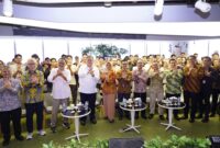 Menteri Koordinator Bidang Perekonomian RI (Menko Perekonomian) Airlangga Hartarto beserta jajaran dan Direktur Utama Telkom Dian Siswarini beserta jajaran saat sesi foto bersama pada acara monitoring pelaksanaan program pemagangan lulusan perguruan tinggi di lingkungan TelkomGroup yang berlokasi di Telkom Landmark Tower (TLT) Jakarta, pada Selasa (2/12).