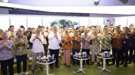 Menteri Koordinator Bidang Perekonomian RI (Menko Perekonomian) Airlangga Hartarto beserta jajaran dan Direktur Utama Telkom Dian Siswarini beserta jajaran saat sesi foto bersama pada acara monitoring pelaksanaan program pemagangan lulusan perguruan tinggi di lingkungan TelkomGroup yang berlokasi di Telkom Landmark Tower (TLT) Jakarta, pada Selasa (2/12).