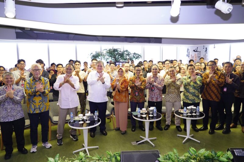 Menteri Koordinator Bidang Perekonomian RI (Menko Perekonomian) Airlangga Hartarto beserta jajaran dan Direktur Utama Telkom Dian Siswarini beserta jajaran saat sesi foto bersama pada acara monitoring pelaksanaan program pemagangan lulusan perguruan tinggi di lingkungan TelkomGroup yang berlokasi di Telkom Landmark Tower (TLT) Jakarta, pada Selasa (2/12).