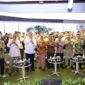 Menteri Koordinator Bidang Perekonomian RI (Menko Perekonomian) Airlangga Hartarto beserta jajaran dan Direktur Utama Telkom Dian Siswarini beserta jajaran saat sesi foto bersama pada acara monitoring pelaksanaan program pemagangan lulusan perguruan tinggi di lingkungan TelkomGroup yang berlokasi di Telkom Landmark Tower (TLT) Jakarta, pada Selasa (2/12).