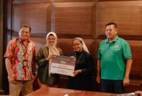 Direktur Utama Telkom Dian Siswarini (kedua dari kiri) didampingi oleh EVP Telkom Regional V Amin Soebagyo (paling kiri) dan Direktur Utama Telkomsat Lukman Hakim Abd Rauf (paling kanan) saat menyerahkan bantuan kepada Panti Asuhan ST. Vincetius di Stasiun Bumi Merauke, Papua Selatan pada Jumat (5/11).