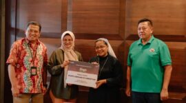 Direktur Utama Telkom Dian Siswarini (kedua dari kiri) didampingi oleh EVP Telkom Regional V Amin Soebagyo (paling kiri) dan Direktur Utama Telkomsat Lukman Hakim Abd Rauf (paling kanan) saat menyerahkan bantuan kepada Panti Asuhan ST. Vincetius di Stasiun Bumi Merauke, Papua Selatan pada Jumat (5/11).