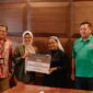 Direktur Utama Telkom Dian Siswarini (kedua dari kiri) didampingi oleh EVP Telkom Regional V Amin Soebagyo (paling kiri) dan Direktur Utama Telkomsat Lukman Hakim Abd Rauf (paling kanan) saat menyerahkan bantuan kepada Panti Asuhan ST. Vincetius di Stasiun Bumi Merauke, Papua Selatan pada Jumat (5/11).