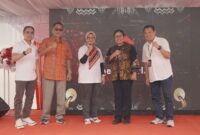 (kiri ke kanan) Direktur Wholesale & International Business Service Telkom Honesti Basyir, Komisaris Telkom Rizal Mallarangeng, Direktur Utama Telkom Dian Siswarini, Perwakilan Pemerintah Provinsi Papua, dan EVP Telkom Regional V Amin Soebagyo pada acara peresmian fasilitas edge data center neuCentrIX Telkom ke-28 yang berlokasi di Jayapura, Papua pada Kamis (4/12).