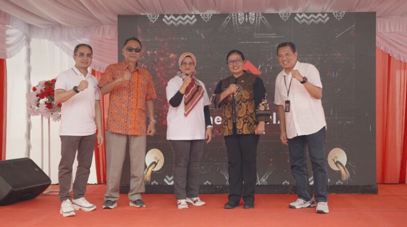  (kiri ke kanan) Direktur Wholesale & International Business Service Telkom Honesti Basyir, Komisaris Telkom Rizal Mallarangeng, Direktur Utama Telkom Dian Siswarini, Perwakilan Pemerintah Provinsi Papua, dan EVP Telkom Regional V Amin Soebagyo pada acara peresmian fasilitas edge data center neuCentrIX Telkom ke-28 yang berlokasi di Jayapura, Papua pada Kamis (4/12).