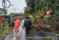 Tanah longsor yang menutup sejumlah akses jalan warga di Kabupatem Tapanuli Selatan, Sumatra Utara, Selasa (25/11). (BPBD Kabupaten Tapanuli Selatan)