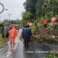 Tanah longsor yang menutup sejumlah akses jalan warga di Kabupatem Tapanuli Selatan, Sumatra Utara, Selasa (25/11). (BPBD Kabupaten Tapanuli Selatan)