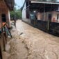 Kondisi banjir di Kabupaten Aceh Selatan, Provinsi Aceh. Petugas gabungan telah turun ke lokasi terdampak, Kamis (28/11). (BPBD Kabupaten Aceh Selatan)