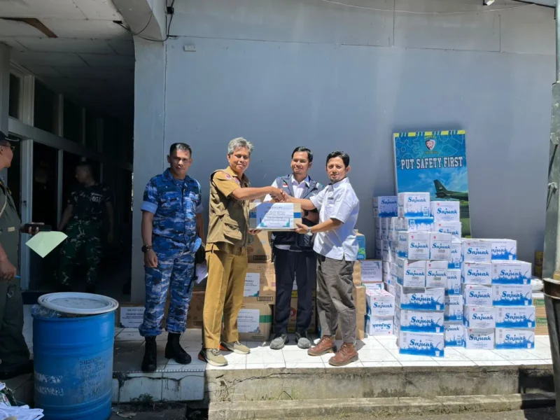 Bantuan pangan dan non-pangan yang dikirimkan melalui helikopter ke wilayah terdampak bencana, khususnya di wilayah yang terisolir, pada Senin (1/12). Bantuan tersebut dikirimkan dengan helikopter Basarnas dan TNI AU menuju wilayah Kabupaten Solok, Pasaman Barat dan Agam. (BNPB)