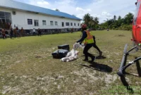 Distribusi logistik melalui jalur udara di Desa Hutanabalon, Kecamatan Adian Koting, Kabupaten Tapanuli Utara. (Bidang Komunikasi Kebencanaan/Rusnadi Suyatman Putra)