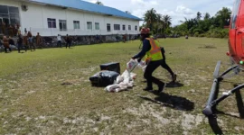 Distribusi logistik melalui jalur udara di Desa Hutanabalon, Kecamatan Adian Koting, Kabupaten Tapanuli Utara. (Bidang Komunikasi Kebencanaan/Rusnadi Suyatman Putra)
