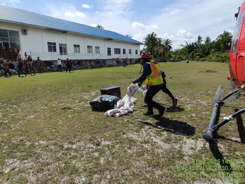 Distribusi logistik melalui jalur udara di Desa Hutanabalon, Kecamatan Adian Koting, Kabupaten Tapanuli Utara. (Bidang Komunikasi Kebencanaan/Rusnadi Suyatman Putra)