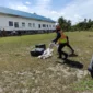 Distribusi logistik melalui jalur udara di Desa Hutanabalon, Kecamatan Adian Koting, Kabupaten Tapanuli Utara. (Bidang Komunikasi Kebencanaan/Rusnadi Suyatman Putra)