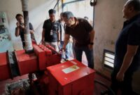 Direktur Strategic Business Development & Portfolio Telkom Seno Soemadji (tengah) meninjau
langsung kondisi infrastruktur jaringan komunikasi di wilayah terdampak bencana Kuala Simpang,
Kabupaten Aceh Tamiang pada Selasa (23/12). Kegiatan ini merupakan bagian dari upaya Telkom untuk
memastikan pemulihan layanan telekomunikasi berjalan optimal.