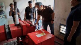  Direktur Strategic Business Development & Portfolio Telkom Seno Soemadji (tengah) meninjau 
langsung kondisi infrastruktur jaringan komunikasi di wilayah terdampak bencana Kuala Simpang, 
Kabupaten Aceh Tamiang pada Selasa (23/12). Kegiatan ini merupakan bagian dari upaya Telkom untuk 
memastikan pemulihan layanan telekomunikasi berjalan optimal. 