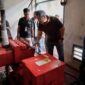  Direktur Strategic Business Development & Portfolio Telkom Seno Soemadji (tengah) meninjau 
langsung kondisi infrastruktur jaringan komunikasi di wilayah terdampak bencana Kuala Simpang, 
Kabupaten Aceh Tamiang pada Selasa (23/12). Kegiatan ini merupakan bagian dari upaya Telkom untuk 
memastikan pemulihan layanan telekomunikasi berjalan optimal. 