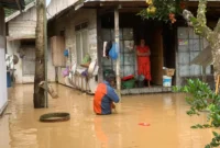 Tim BPBD Kabupaten Hulu Sungai Tengah melakukan kaji cepat dan evakuasi di lokasi terdampak banjir, yang merendam sejumlah desa pada Sabtu (27/12). (BPBD Kabupaten Hulu Sungai Tengah)