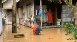 Tim BPBD Kabupaten Hulu Sungai Tengah melakukan kaji cepat dan evakuasi di lokasi terdampak banjir, yang merendam sejumlah desa pada Sabtu (27/12). (BPBD Kabupaten Hulu Sungai Tengah)