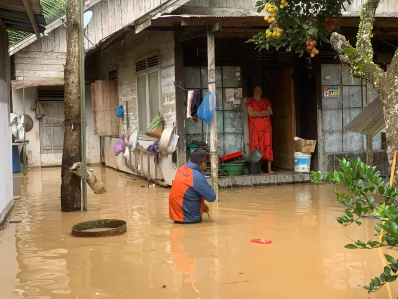 Tim BPBD Kabupaten Hulu Sungai Tengah melakukan kaji cepat dan evakuasi di lokasi terdampak banjir, yang merendam sejumlah desa pada Sabtu (27/12). (BPBD Kabupaten Hulu Sungai Tengah)
