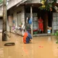 Tim BPBD Kabupaten Hulu Sungai Tengah melakukan kaji cepat dan evakuasi di lokasi terdampak banjir, yang merendam sejumlah desa pada Sabtu (27/12). (BPBD Kabupaten Hulu Sungai Tengah)