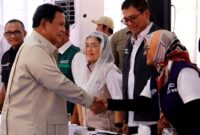 Direktur Utama Telkom Dian Siswarini (kanan) berjabat tangan dengan Presiden Republik Indonesia (RI) Prabowo Subianto (kiri) pada agenda Kunjungan Kerja ke Aceh Tamiang dalam rangka meninjau secara langsung Hunian Danantara (Huntara) yang diperuntukkan bagi masyarakat terdampak banjir pada Kamis (1/1). (Sumber: Rusman - Biro Pers Sekretariat Presiden).