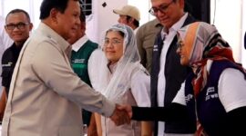 Direktur Utama Telkom Dian Siswarini (kanan) berjabat tangan dengan Presiden Republik Indonesia (RI) Prabowo Subianto (kiri) pada agenda Kunjungan Kerja ke Aceh Tamiang dalam rangka meninjau secara langsung Hunian Danantara (Huntara) yang diperuntukkan bagi masyarakat terdampak banjir pada Kamis (1/1). (Sumber: Rusman - Biro Pers Sekretariat Presiden).