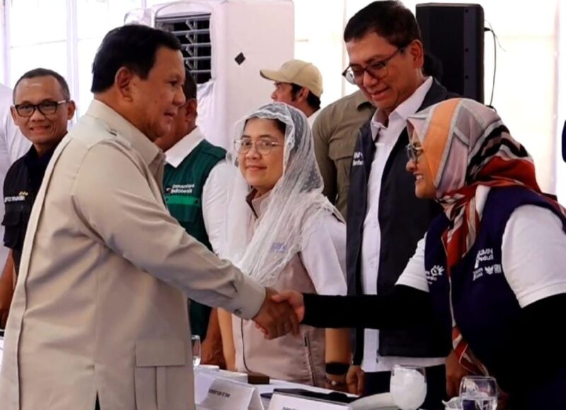 Direktur Utama Telkom Dian Siswarini (kanan) berjabat tangan dengan Presiden Republik Indonesia (RI) Prabowo Subianto (kiri) pada agenda Kunjungan Kerja ke Aceh Tamiang dalam rangka meninjau secara langsung Hunian Danantara (Huntara) yang diperuntukkan bagi masyarakat terdampak banjir pada Kamis (1/1). (Sumber: Rusman - Biro Pers Sekretariat Presiden).