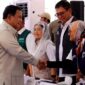 Direktur Utama Telkom Dian Siswarini (kanan) berjabat tangan dengan Presiden Republik Indonesia (RI) Prabowo Subianto (kiri) pada agenda Kunjungan Kerja ke Aceh Tamiang dalam rangka meninjau secara langsung Hunian Danantara (Huntara) yang diperuntukkan bagi masyarakat terdampak banjir pada Kamis (1/1). (Sumber: Rusman - Biro Pers Sekretariat Presiden).