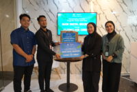 Penyerahan Donasi Pakaian Layak Pakai dari Program CSR Thrift & Give dalam Rangka HUT ke-15 Nuon kepada Clothes for Charity di Jakarta Rabu, (17/12).