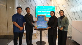 Penyerahan Donasi Pakaian Layak Pakai dari Program CSR Thrift & Give dalam Rangka HUT ke-15 Nuon kepada Clothes for Charity di Jakarta Rabu, (17/12).