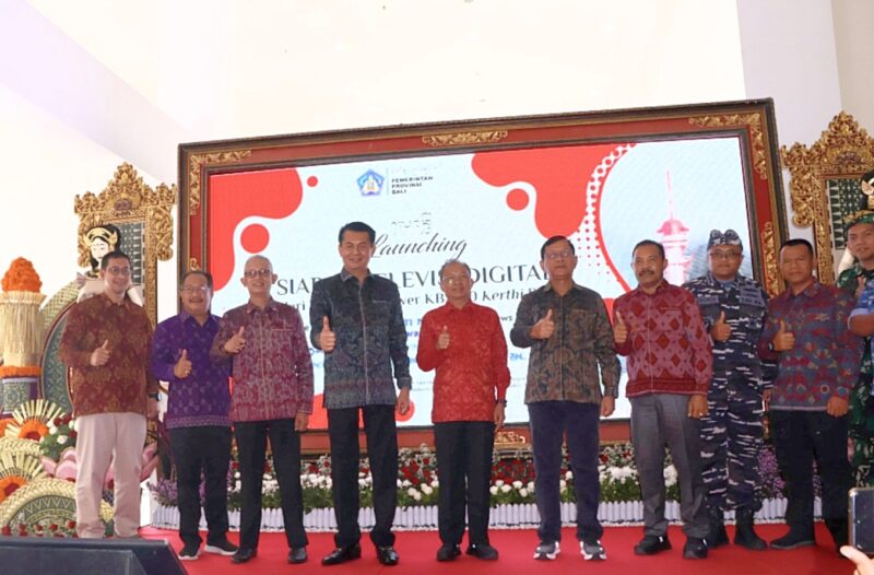 Gubernur Bali Wayan Koster bersama Direktur Bisnis Metranet Faisal Yusuf meresmikan peluncuran siaran televisi digital dari Turyapada Tower KBS 6.0 Kerthi Bali yang berlokasi di Desa Adat Amertasari, Kecamatan Sukasada, Kabupaten Buleleng, Sabtu (27/12).
