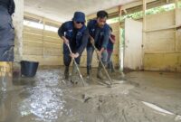 Relawan BUMN Peduli TelkomGroup melakukan kegiatan bakti kebersihan di salah satu sekolah di Kabupaten Aceh Tamiang.