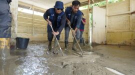 Relawan BUMN Peduli TelkomGroup melakukan kegiatan bakti kebersihan di salah satu sekolah di Kabupaten Aceh Tamiang.