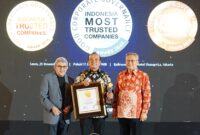 (kiri ke kanan) Pemimpin Redaksi Grup SWA Kemal Effendi Gani, Direktur Utama PT Finnet Indonesia Rakhmad Tunggal Afifuddin, Chairman IICG (Indonesia Institute for Corporate Governance) Gendut Suprayitno saat penyerahan penghargaan pada ajang Indonesia Most Trusted Companies Award 2025, di Jakarta, Jumat (28/11).