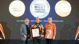 (kiri ke kanan) Pemimpin Redaksi Grup SWA Kemal Effendi Gani, Direktur Utama PT Finnet Indonesia Rakhmad Tunggal Afifuddin, Chairman IICG (Indonesia Institute for Corporate Governance) Gendut Suprayitno saat penyerahan penghargaan pada ajang Indonesia Most Trusted Companies Award 2025, di Jakarta, Jumat (28/11).