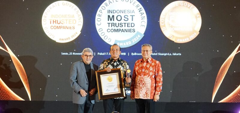 (kiri ke kanan) Pemimpin Redaksi Grup SWA Kemal Effendi Gani, Direktur Utama PT Finnet Indonesia Rakhmad Tunggal Afifuddin, Chairman IICG (Indonesia Institute for Corporate Governance) Gendut Suprayitno saat penyerahan penghargaan pada ajang Indonesia Most Trusted Companies Award 2025, di Jakarta, Jumat (28/11).